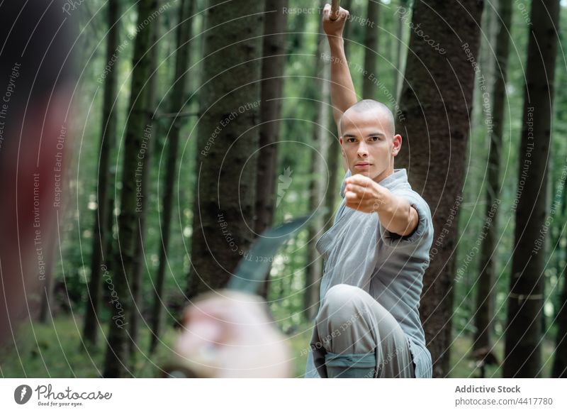 Kriegermönche trainieren im Wald Männer Kung-Fu üben Gegner Haltung Mönch kämpferisch Training kleben Schwert Aktivität Orientalisch Natur Energie Zusammensein