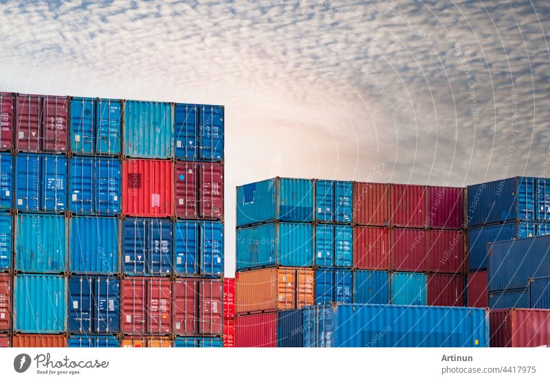 Container-Logistik. Fracht- und Schifffahrtsgeschäft. Containerschiff für Import- und Exportlogistik. Container-Fracht. Logistische Industrie. Blaue und rote Container gegen weißen Himmel für LKW-Transport.