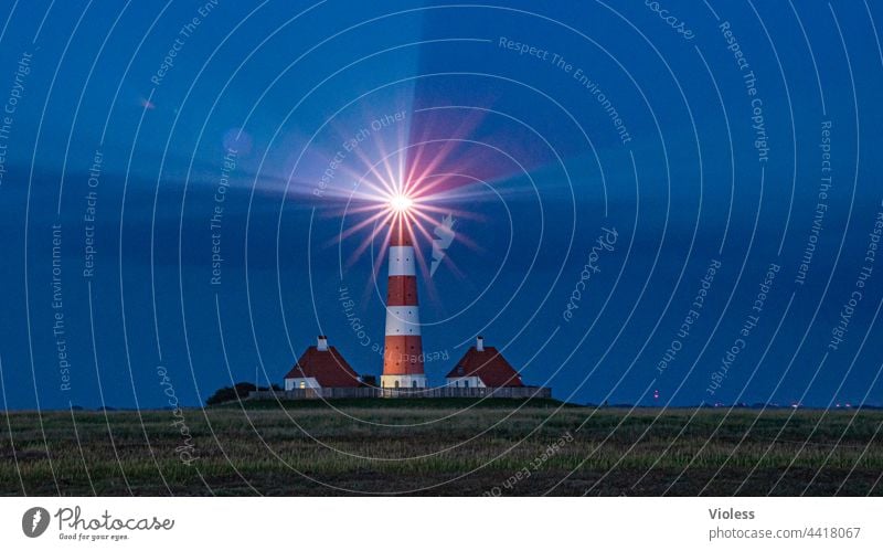 Wie das Land, so die Leuchttürme Westerhever Leuchtturm Nordsee Nacht Strahlen Blendenstern blau Küste dunkel Landschaft Tourismus Ferien & Urlaub & Reisen