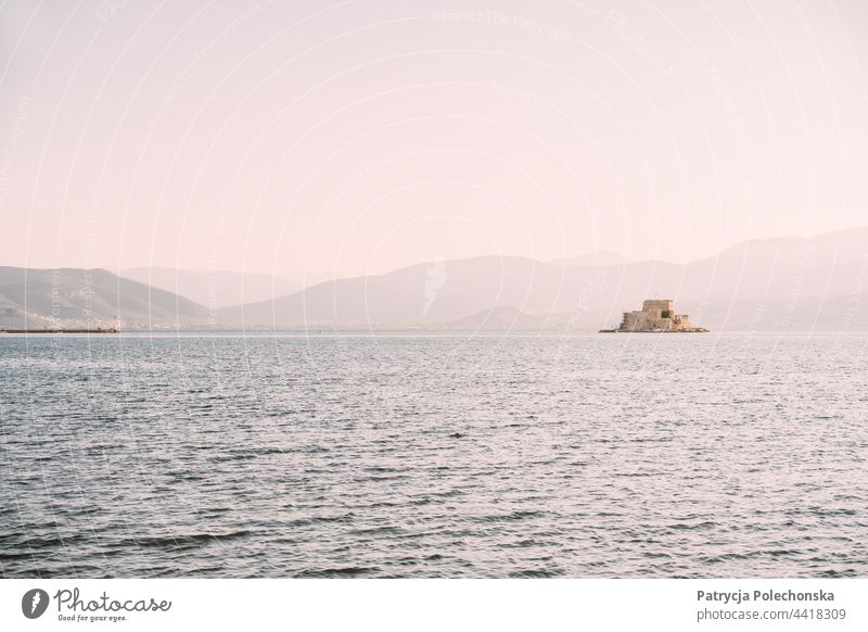 Burg Bourtzi im Meer bei Nafplio in Griechenland Insel naufplion Seeküste Sonnenuntergang Meereslandschaft mediterran