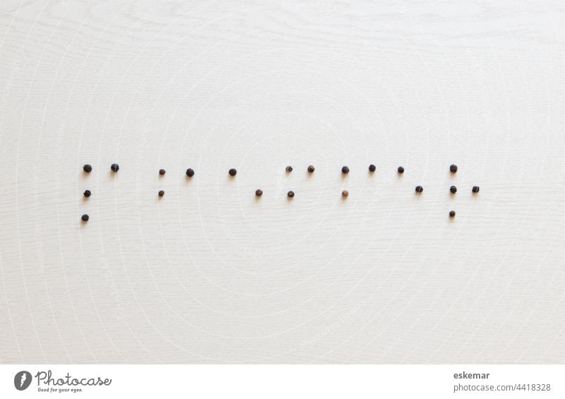 Wort "Pfeffer" in Blindenschrift Schrift Braille blind tasten Haptik Tastsinn fühlen spüren Empfindung lesen flatlay knolling Textfreiraum niemand menschenleer