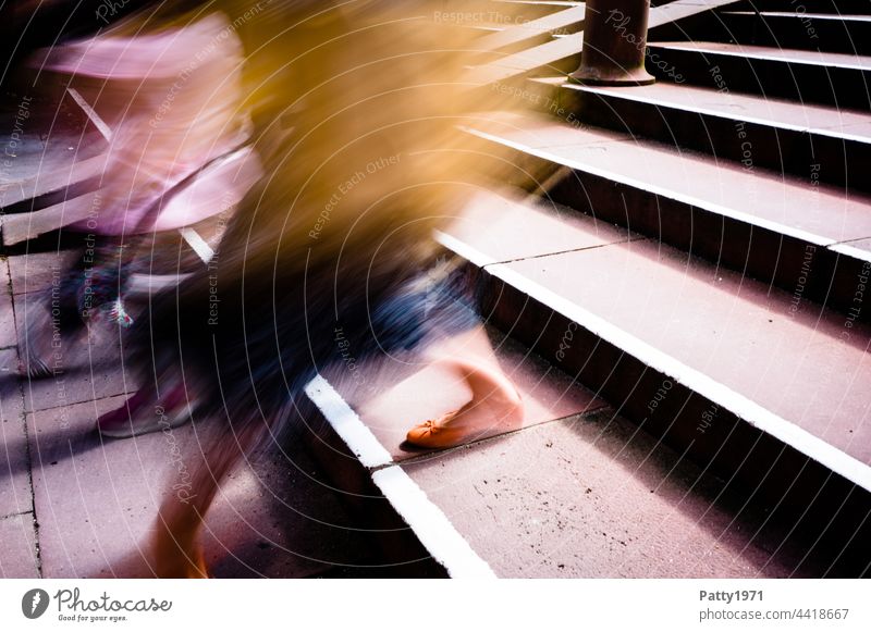 Fussgänger steigen eine Treppe hinunter - Bewegungsunscharfe Nahaufnahme der Beine Bewegungsunschärfe Farbfoto Unschärfe laufen gehen Straße Mensch