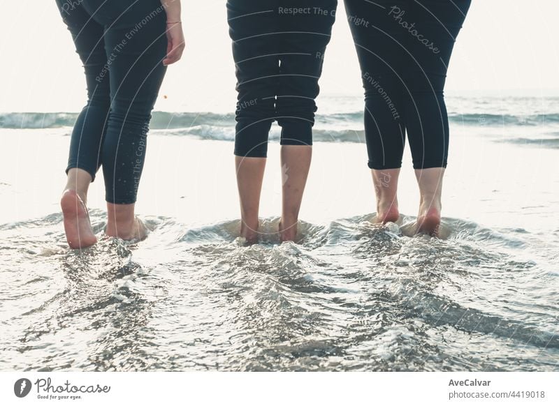 Close up von drei Frauen Beine am Strand während eines sonnigen Tages, Urlaub und Entspannung Konzept Person Schritt Teenager Sand Arena bei nach unten