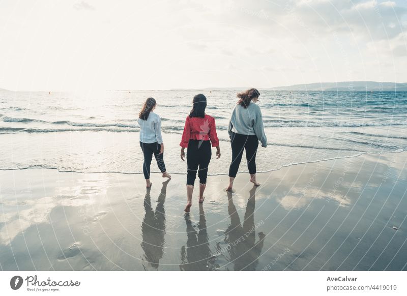 Glückliche junge Frauen lachend und lächelnd am Strand an einem Sommertag, den Urlaub genießen, Konzept der Freundschaft genießen die im Freien Freunde Party