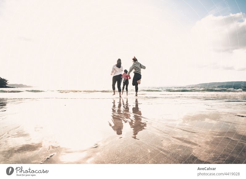 Glückliche Frauen Freunde läuft am Meer Strand während eines hellen Tages, Freunde glücklich entspannen, Spaß zu spielen am Strand in der Nähe von Meer, wenn Sonnenuntergang am Abend.