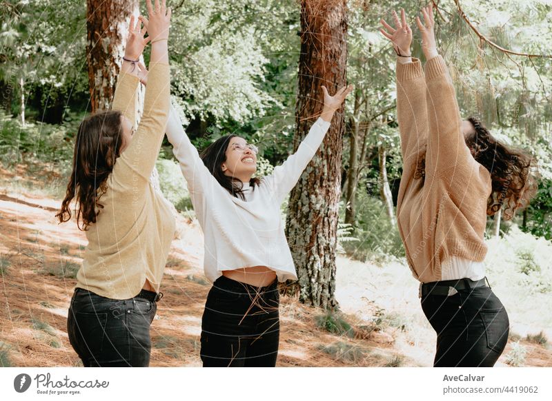 3 junge Frauen, die zusammen im Wald spielen, junge Studenten, die ihren Abschluss feiern und Noten Spaß Natur Freundschaft Spielen laufen Erwachsener Bonden
