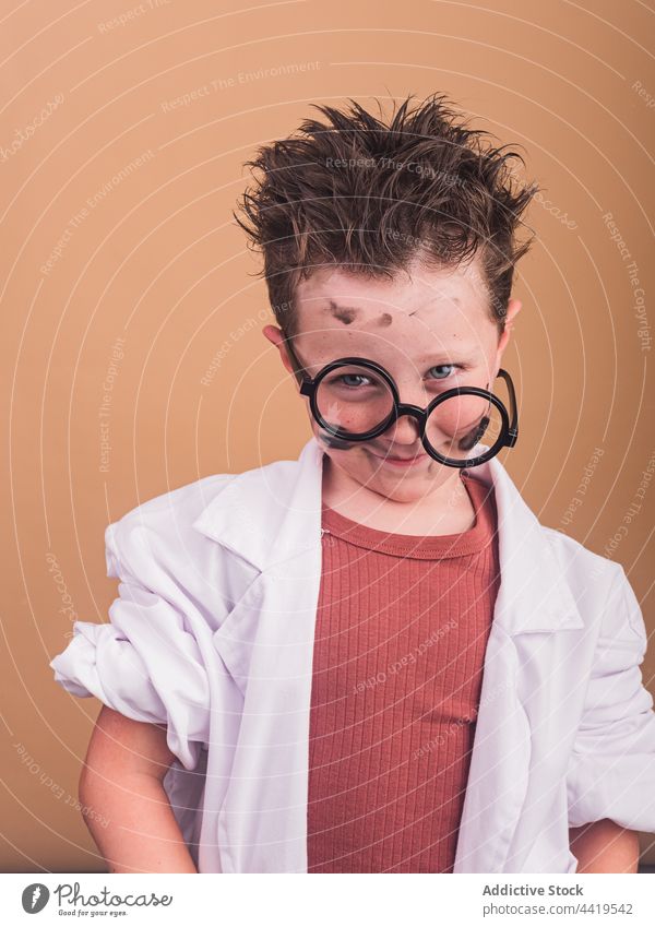 Junge Wissenschaftler mit Brille und Laborkittel Schock dreckig Experiment omg Konzept Porträt verrückt Süchtige Erstaunen Reaktionen u. Effekte Mund geöffnet