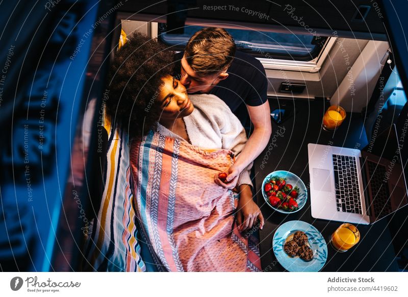 Romantisches Paar im Wohnmobil beim Essen reisen Liebe romantisch Lebensmittel Zusammensein Kleintransporter Umarmen Umarmung Partnerschaft jung Freund Freundin