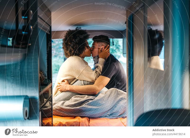 Reisendes Paar, das sich im Wohnmobil küsst reisen Kuss Liebe romantisch Zusammensein Kleintransporter Partnerschaft Angebot jung Freund Freundin