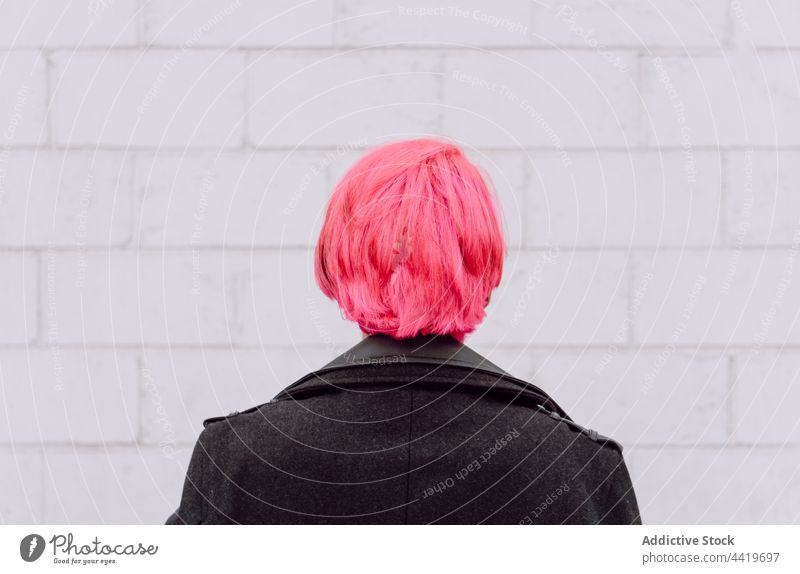 Crop-Frau mit rosa Haaren trendy Stil Frisur kreativ urban Zeitgenosse ungewöhnlich Hals Wand Individualität Persönlichkeit Mode cool modern provokant