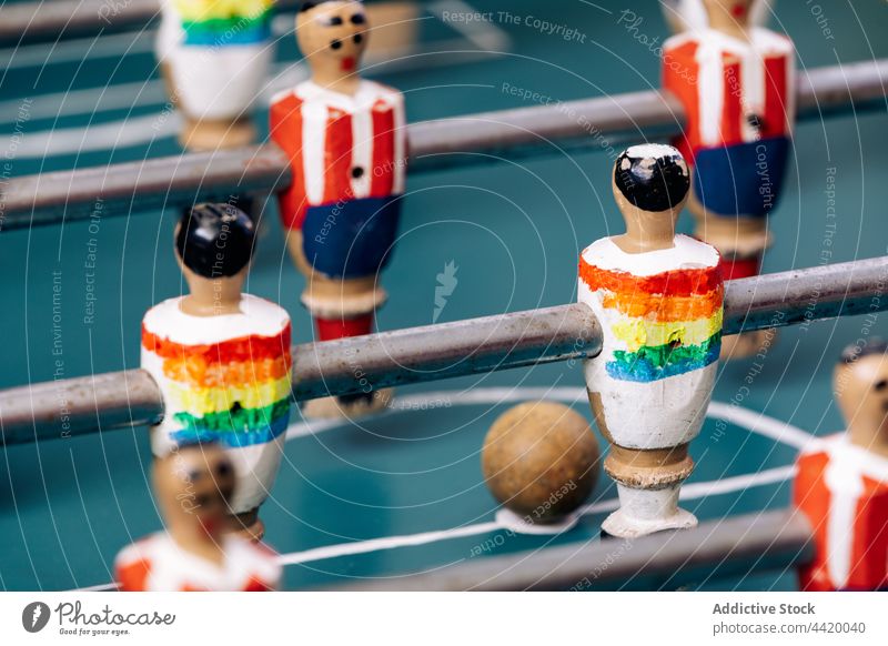 Teil eines alten Tischfußballs Fußball altehrwürdig Kicker retro hölzern Figur Miniatur Spieler altmodisch Nostalgie klassisch Design Stil Detailaufnahme