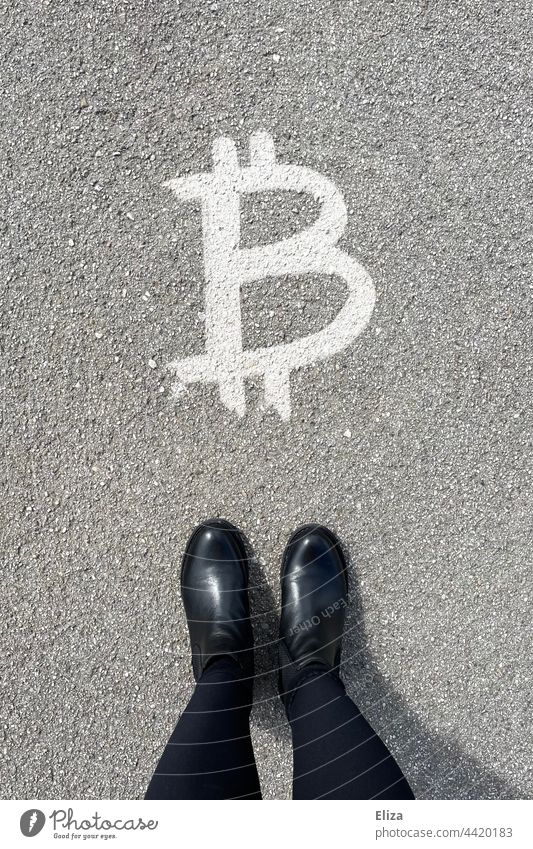 Eine Person steht vor einem Bitcoin Symbol - Cryptowährung, Finanzen, Geld Crypto-Währung Geldanlage Investition