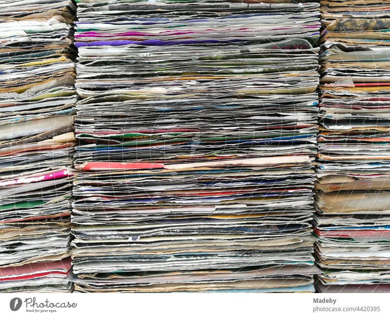 Singles aus Vinyl in bunten Plattenhüllen aus Papier auf dem Trödelmarkt bei den Golden Oldies in Wettenberg Krofdorf-Gleiberg bei Gießen in Hessen Schallplatte