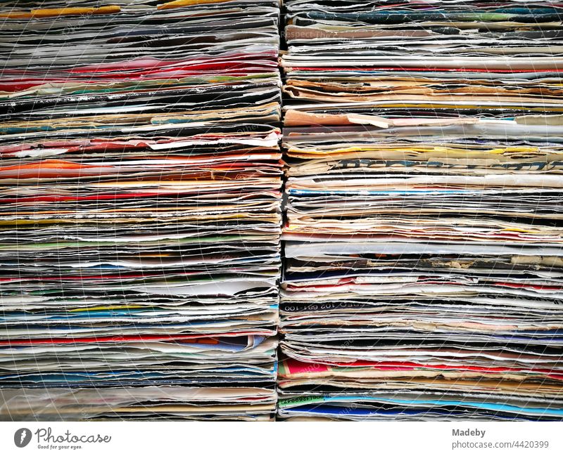 Vinyl Singles in bunten alten Plattenhüllen aus Papier auf dem Flohmarkt bei den Golden Oldies in Wettenberg Krofdorf-Gleiberg bei Gießen in Hessen Schallplatte