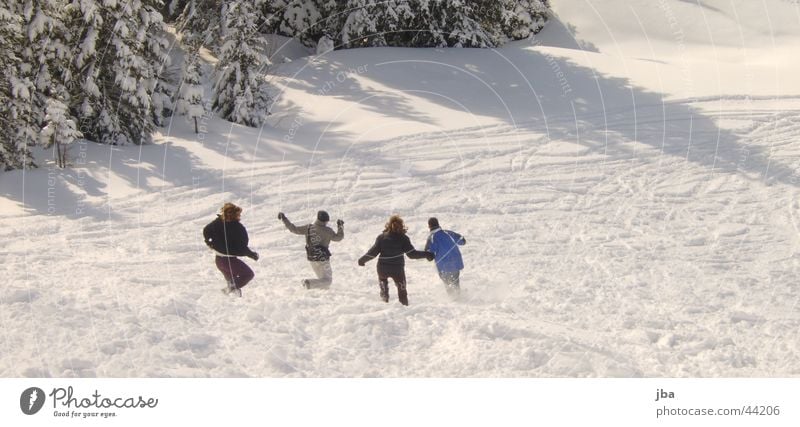 Snowrunners Gstaad Winter Geschwindigkeit nass Menschengruppe Schnee Skipiste rennen Freude