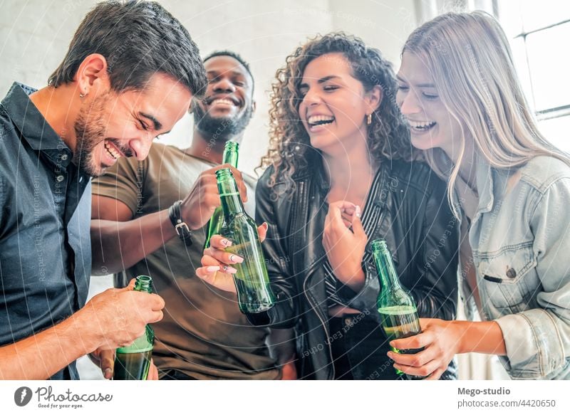 Freunde haben Spaß beim gemeinsamen Biertrinken. heimwärts Menschengruppe Glück Freundschaft Zusammensein Party Lächeln jubelt Frau männlich Fröhlichkeit