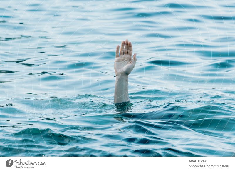 Eine Hand, die den Ozean zeigt, Rettungs- und Hilfskonzept, Selbstfürsorge, Ertrinkungsangst und Probleme konzeptionelles Bild, Kopierraum fangend Tod tief