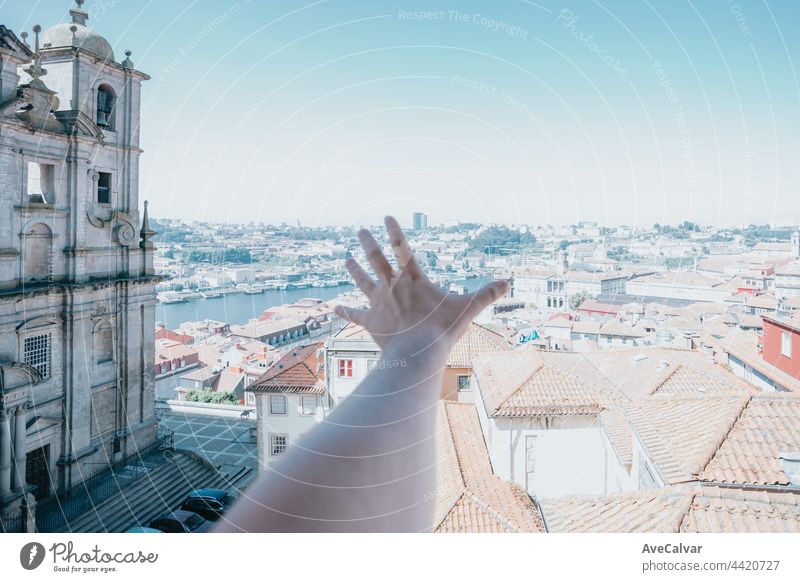 Eine Hand über die Stadt Porto während eines super hellen Tages, Reise und Besuch Stadt Tourismus-Konzept Fenster eine Person echte Menschen junger Erwachsener