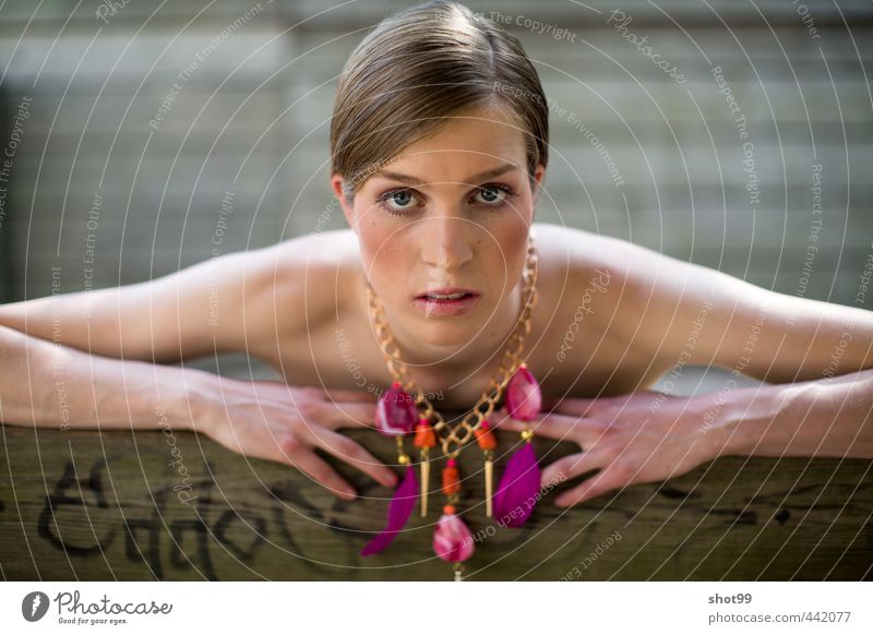 Frau mit Halskette und gelbem Short anketten Farbe Schminke Lippenstift Berlin Brücke Model