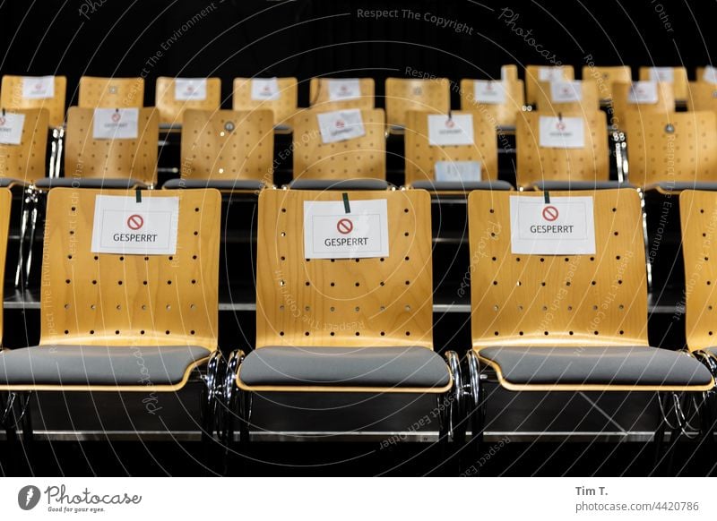 Corona im Theater ... gesperrte Sitzplätze Stuhl Hochschule Menschenleer Sitzgelegenheit Sitzreihe Möbel Reihe Farbfoto Stühle frei Stuhlreihe Platz Bestuhlung