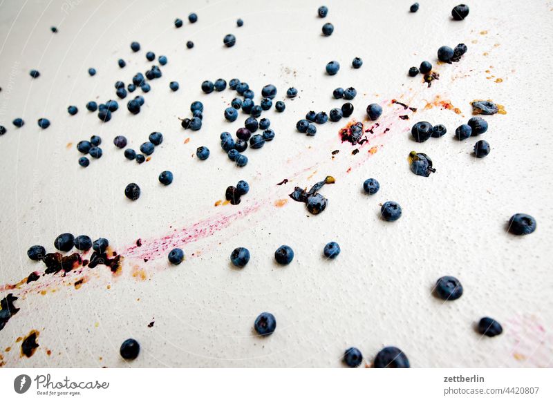 Blaubeeren (verlorene) blaubeere ernte obst vitamine frisch erde boden erdboden verlust zertreten verschmiert supermarkt biomarkt nahrungsmittel essen früchte