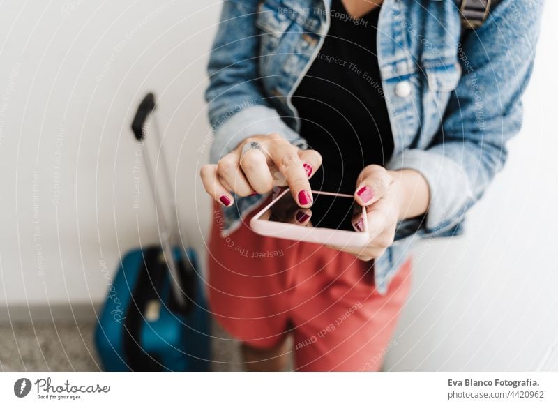 Nahaufnahme von Backpacker kaukasische Frau am Bahnhof mit Smartphone-App während des Wartens. Reise-Konzept abschließen unkenntlich Handy reisen
