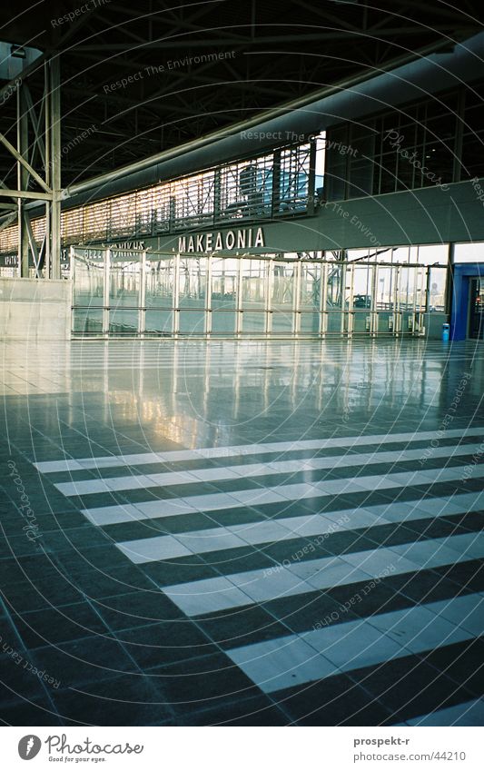 MAKEDONIA airport Griechenland Thessaloniki Makedonien Licht Spiegel Beton grau schwarz weiß Gitter Architektur Flughafen Makedonia Glas Marmor Gestänge