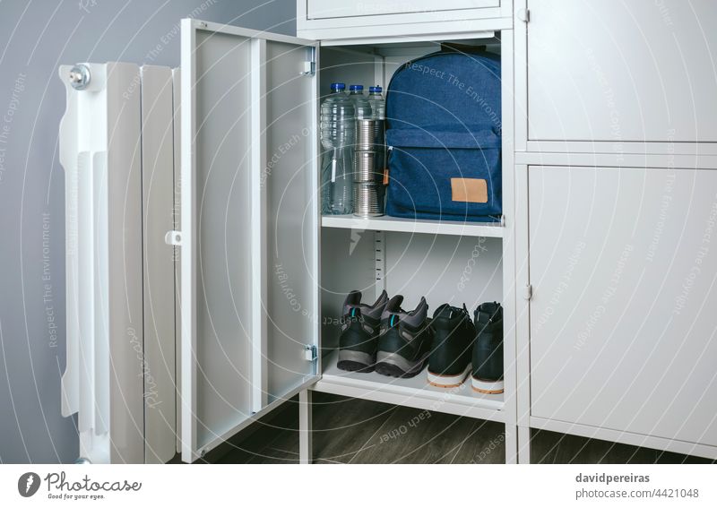Notfallrucksack, der im Schrank aufbewahrt wird Rucksack Notfalltasche 72 Stunde Notfallevakuierung Ort Kleiderschrank Speicher Katastrophenschutz Gerät