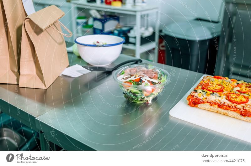Essen bestellen in einer Restaurantküche Imbissbude Orden Großküche Verpackung Hauszustellung Hygiene Salatbeilage Pizza sichere Lebensmittel Paket niemand