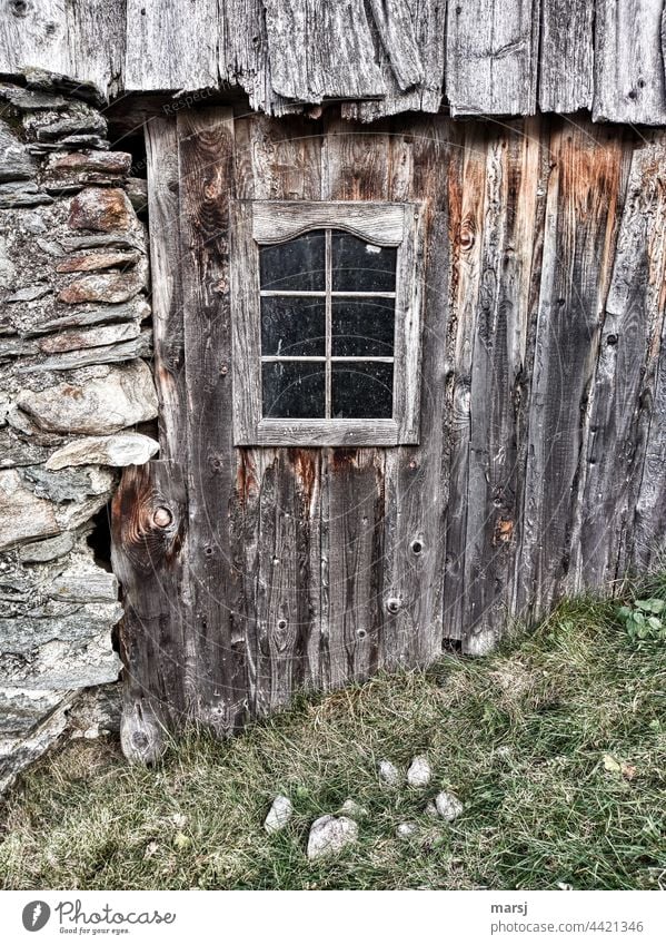Hüttenwand mit Fenster Holzwand Fassade Wand alt Idylle Einsamkeit Klischee braun einzigartig Holzhütte Patina Holzstruktur Steinmauer rustikal