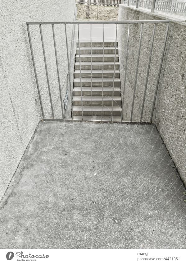 Die Treppe ins Untergeschoß. Absturzsicherung. Betonambiente Geländer Sicherheitsvorkehrung Architektur Treppenhaus abwärts Betonboden Betonbauweise Abstieg