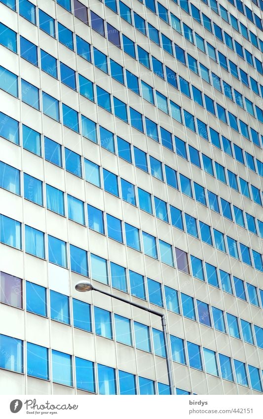 Stadtarchiv Hochhaus Fassade Fenster ästhetisch gigantisch blau grau Überleben Häusliches Leben Bürogebäude anonym Straßenbeleuchtung viele Farbfoto