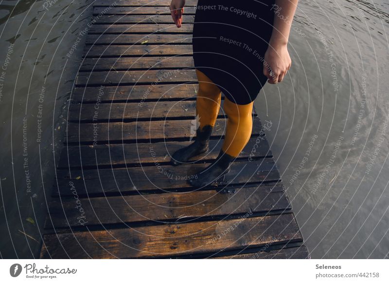Dreckbodden Ausflug Abenteuer Meer Wellen Mensch feminin Frau Erwachsene Hand Beine Fuß 1 Umwelt Natur Wasser Wassertropfen Küste Bekleidung Kleid Strumpfhose