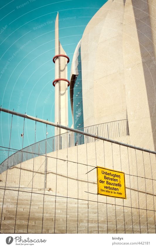 Zentralmoschee Köln Wolkenloser Himmel Turm Architektur Moschee Schriftzeichen Hinweisschild Warnschild blau gelb Akzeptanz Misstrauen ästhetisch