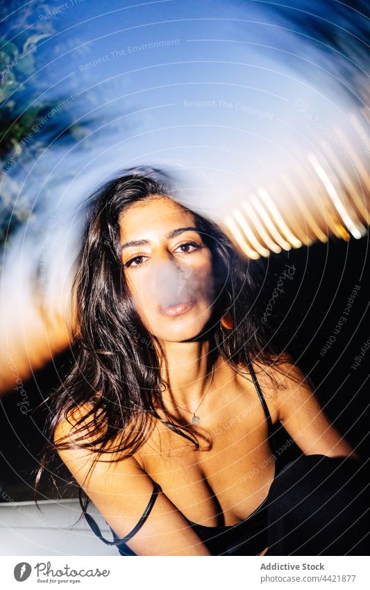 Stilvolle Frau in der Nähe von Auto in der Nacht PKW attraktiv brünett verführerisch Glas jung hispanisch ethnisch lange Haare Schlag Atem kondensieren