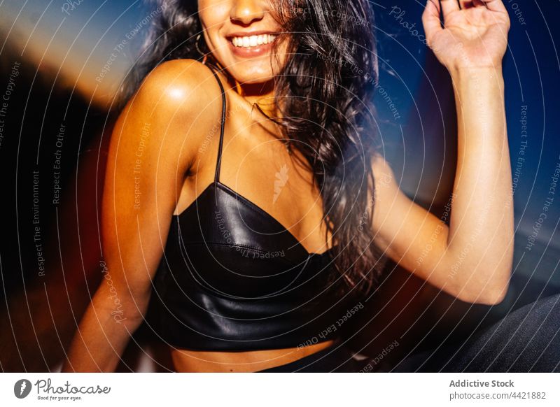 Stilvolle fröhliche Frau in der Nähe von Auto in der Nacht PKW attraktiv brünett verführerisch jung hispanisch ethnisch lange Haare Schlag Atem