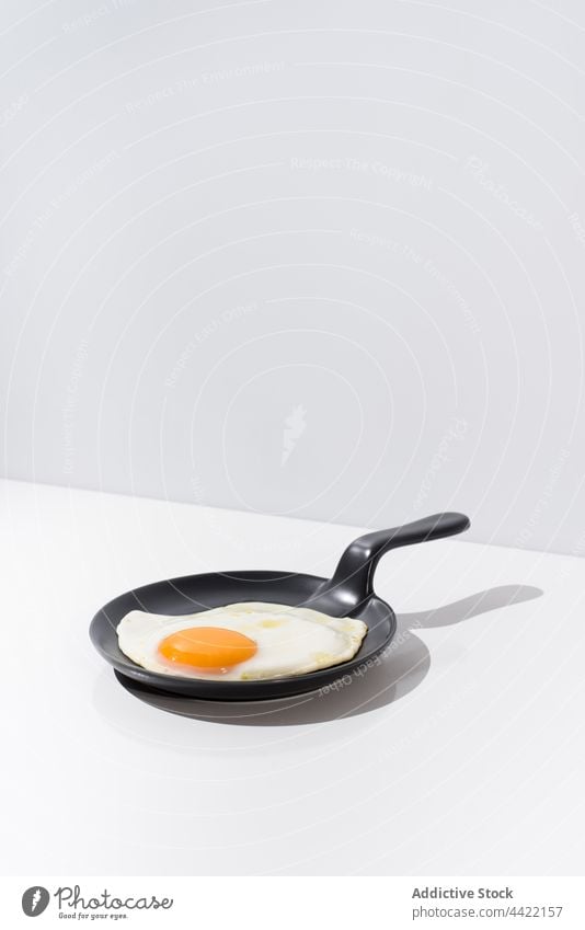Leckeres Spiegelei auf Pfanne in weißem Tisch gebraten Ei geschmackvoll sehr wenige lecker Mahlzeit Lebensmittel Speise Küche Ernährung dienen frisch Frühstück