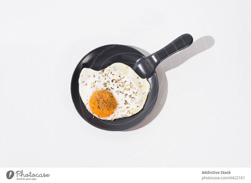 Leckeres Spiegelei auf Pfanne in weißem Tisch gebraten Ei geschmackvoll sehr wenige lecker Mahlzeit Lebensmittel Speise Küche Ernährung dienen frisch Frühstück