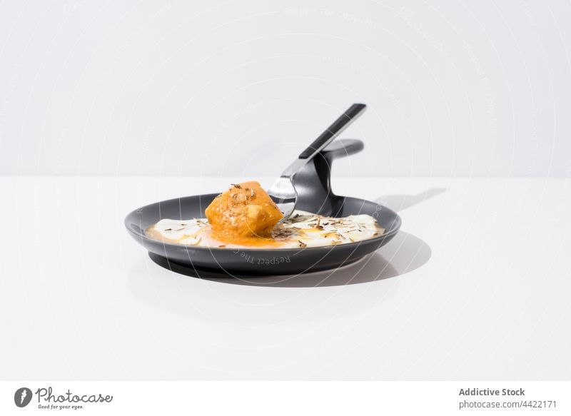 Gabel mit einem Stück Brot, das in das Eigelb eines Spiegeleis getaucht ist gebraten Dip Spielfigur Pfanne Lebensmittel Frühstück Speise Mahlzeit lecker Portion