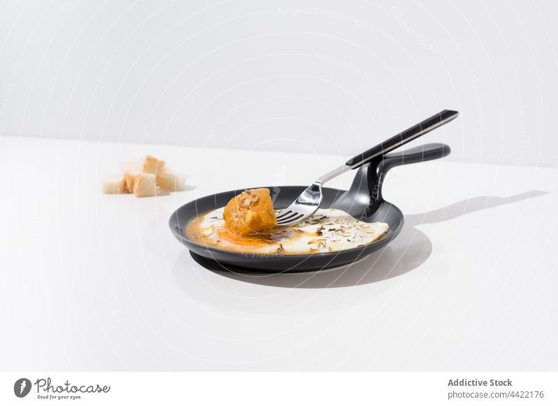 Croutons und Spiegelei auf Pfanne in weißem Hintergrund gebraten Ei Frühstück dienen Brot Eigelb Gabel Spielfigur Lebensmittel Speise Mahlzeit lecker Portion