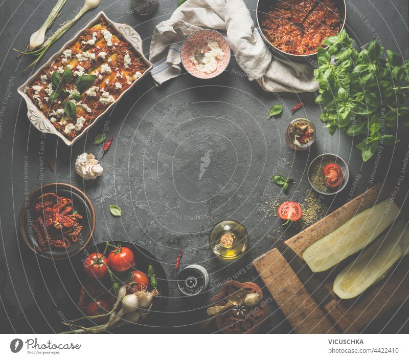 Italienisches Essen Hintergrund Rahmen. Kochen Lasagne mit Bolognese-Tomatensauce und Zucchini. Verschiedene gesunde Zutaten. Ansicht von oben.