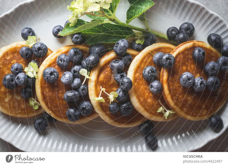 Nahaufnahme eines leckeren Frühstücks mit Blaubeerpfannkuchen. Ansicht von oben abschließen geschmackvoll Blaubeeren Pfannkuchen Draufsicht selbstgemacht
