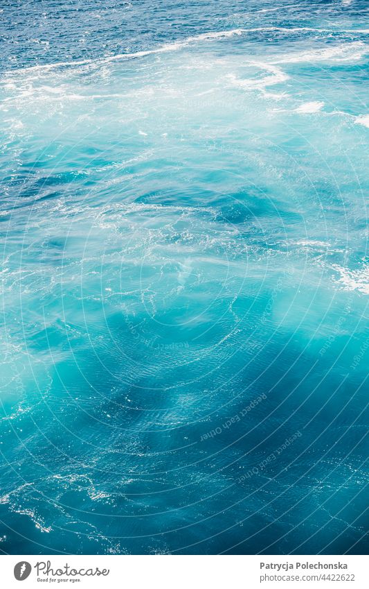 Blaues Meer mit Schaum darunter MEER blau schäumen Wellen Oberfläche Muster Natur Wasser
