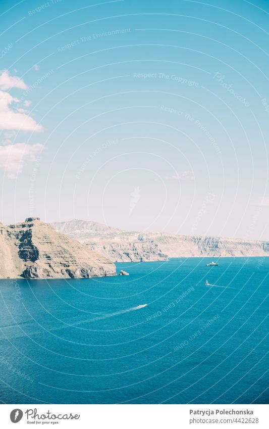 Die Vulkaninsel Santorin in Griechenland, mit dem blauen Mittelmeer MEER mediterran vulkanisch Himmel Wasser Meereslandschaft Landschaft Boote Sommer