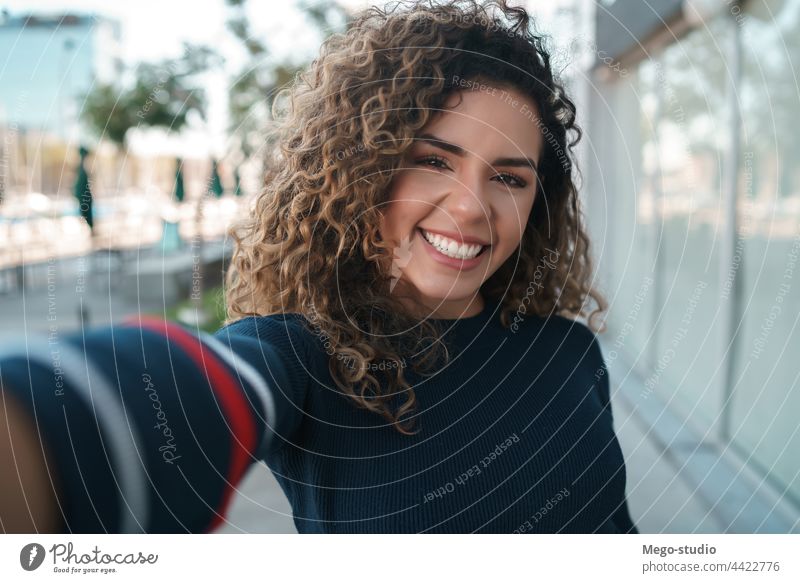 Junge Frau macht Selfies im Freien. jung urban Großstadt Porträt Straße Lifestyle lässig Lächeln posierend eine reisen Selbstvertrauen nehmen Foto außerhalb