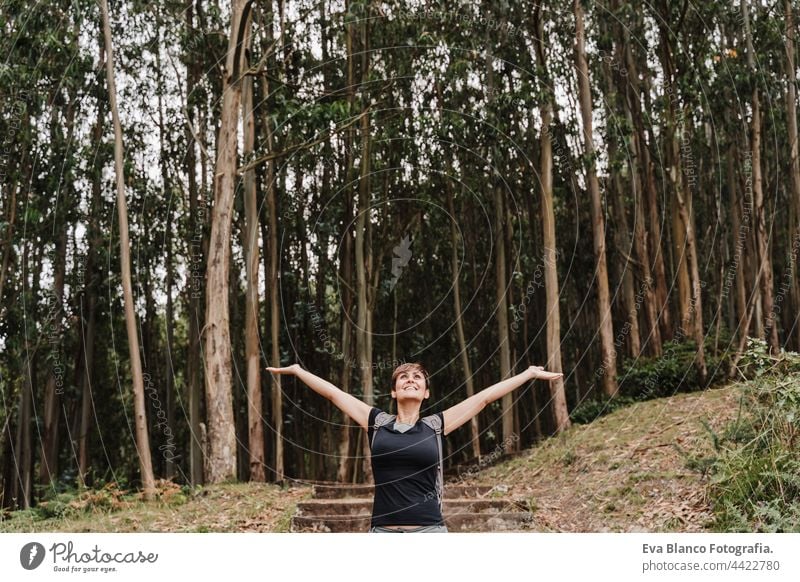 entspannte Frau, die über eine schöne Eukalyptuswaldlandschaft atmet. Natur, Wandern und Nachhaltigkeit Konzept Wanderer Wald genießen Backpacker
