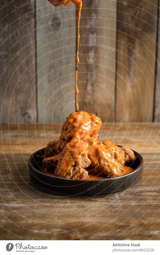 Buffalo-Hähnchenflügel mit Soße auf dem Teller Flügel Büffel Saucen geschmackvoll Fastfood Feinschmecker Portion Lebensmittel lecker Mahlzeit Speise Küche Tisch
