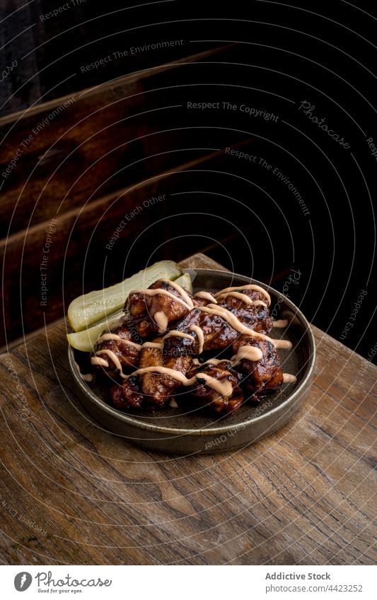 Teller mit gegrillten Hähnchenflügeln in Barbecuesauce - ein lizenzfreies  Stock Foto von Photocase