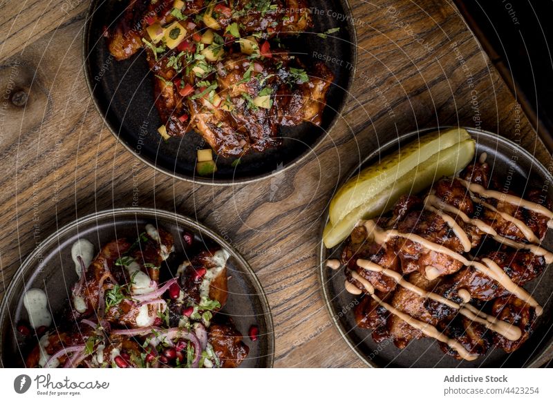 Hähnchenflügel in Barbecue-Soße, serviert mit Gemüse Flügel Grillrost Lebensmittel Speise Braten Kulisse grillen Fastfood Restaurant geschmackvoll dienen