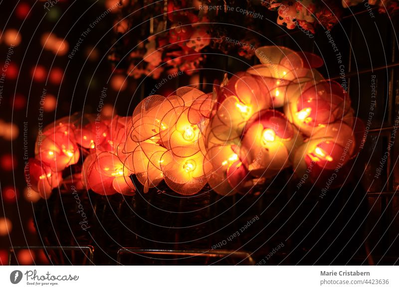 Nahaufnahme von Lichtdekorationen während des Awk Phansa Day of Light Festival in Luang Prabang, Laos Buddhismus reisen jährliche Veranstaltung Tourismus